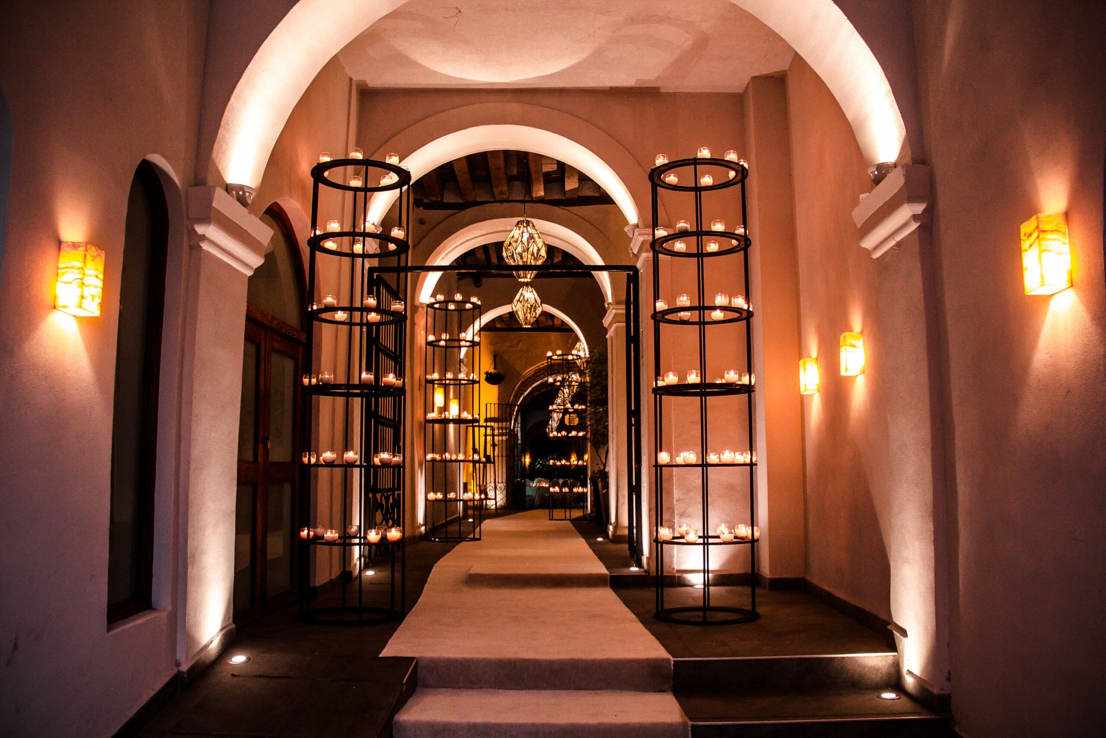 Entrada del Ex Convento vestida con cientos de velas para una ceremonia