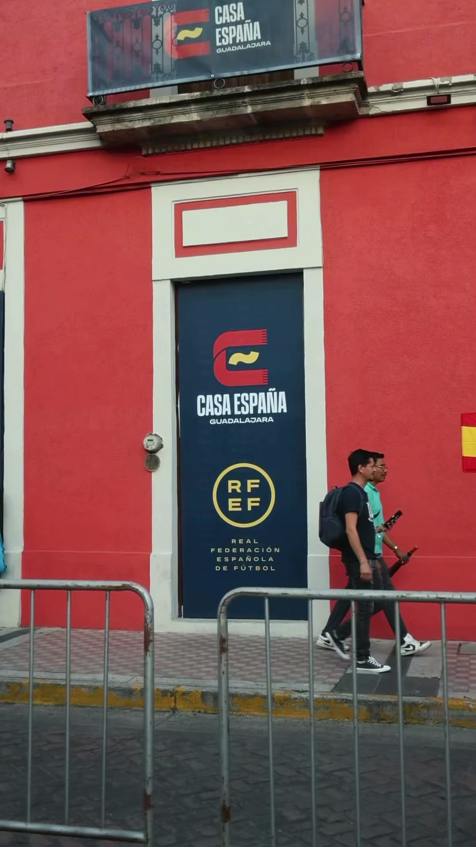 Fachada roja de La Esquina vestida como Casa España Guadalajara (RFEF) para el Mundial 2026