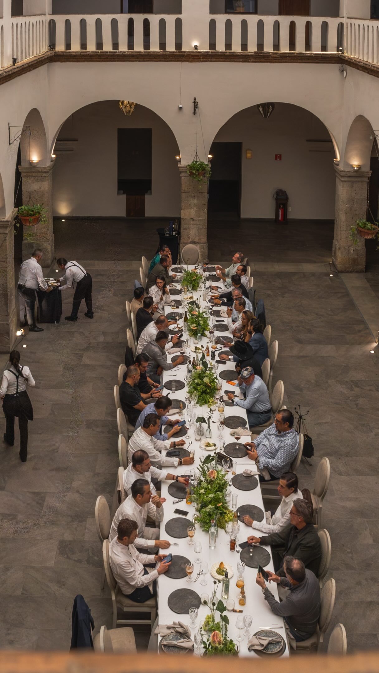 Cena ejecutiva en mesa imperial en el patio central del Ex Convento de Santa Teresa durante un encuentro del IPADE