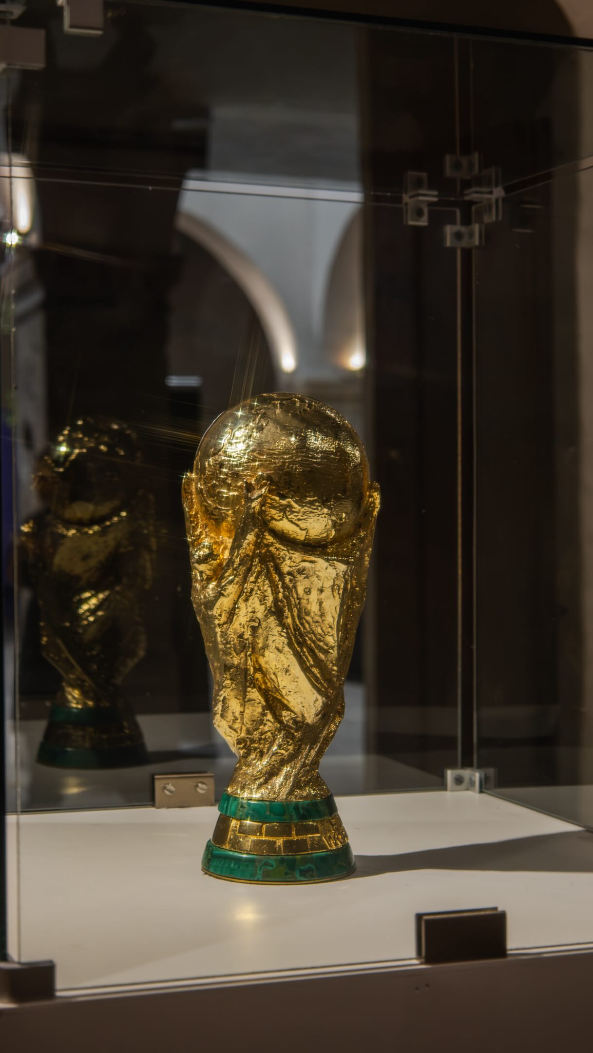 El trofeo de la Copa del Mundo FIFA exhibido en el Ex Convento durante Casa España