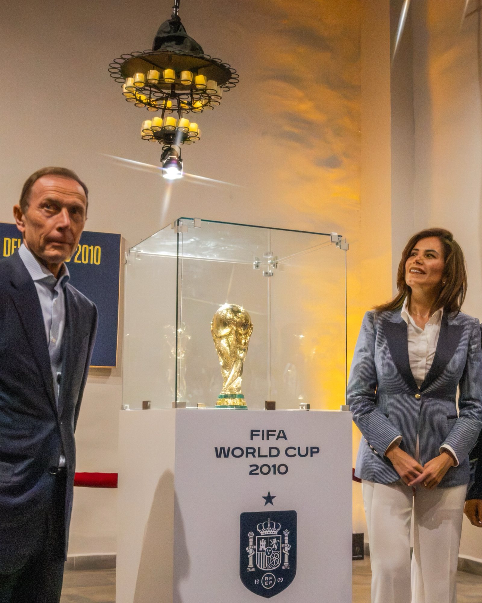 Trofeo de la Copa Mundial de la FIFA 2010 en vitrina dentro del Ex Convento de Santa Teresa, durante Casa España
