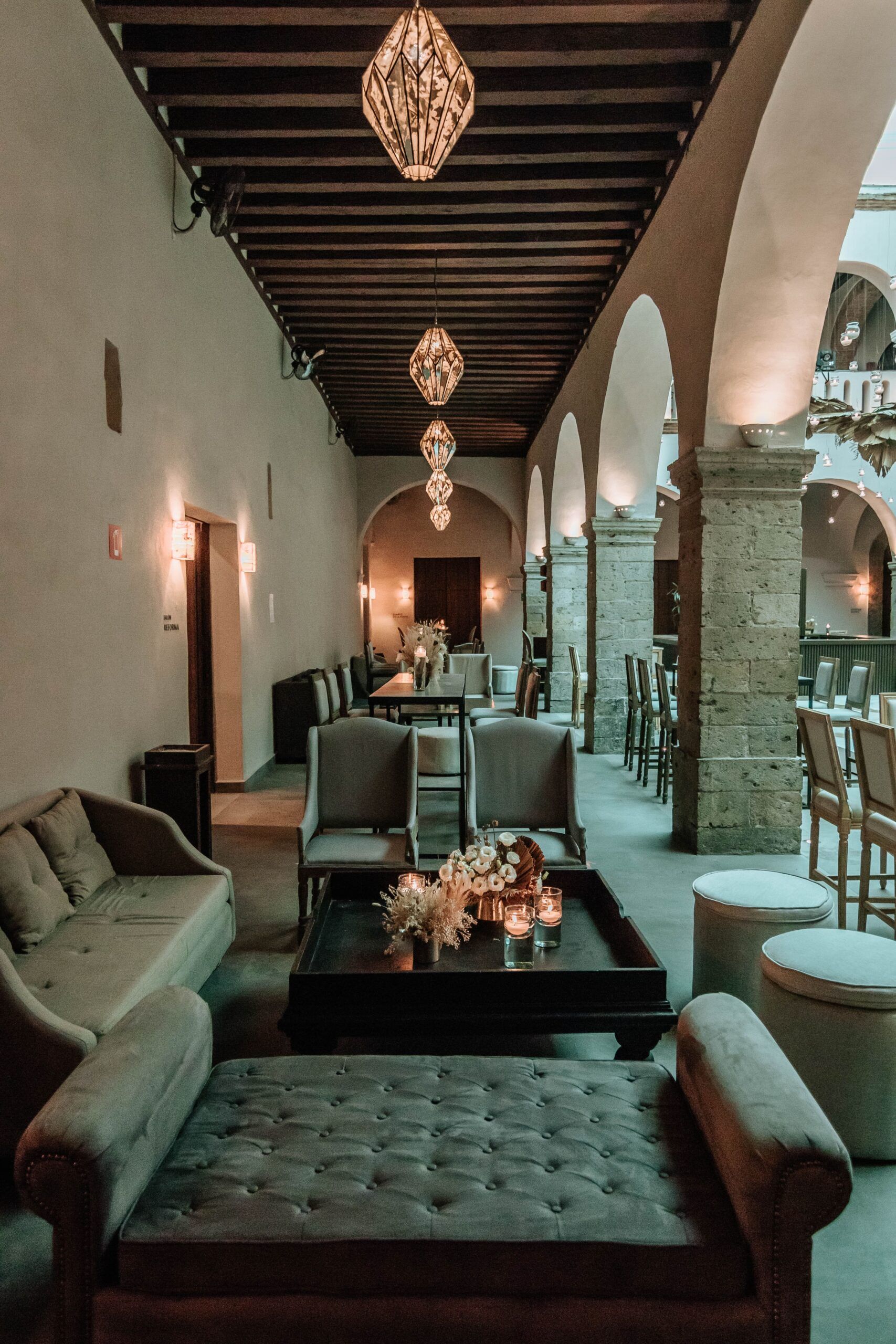 Corredor lounge del Ex Convento con columnas de cantera y mobiliario para eventos